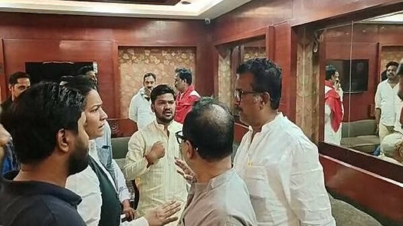 वाराणसी में पार्षद टिकट वितरण के बाद सपा में हंगामा, टिकट वितरण पर महानगर अध्यक्ष से नोकझोंक, वीडियो वायरल