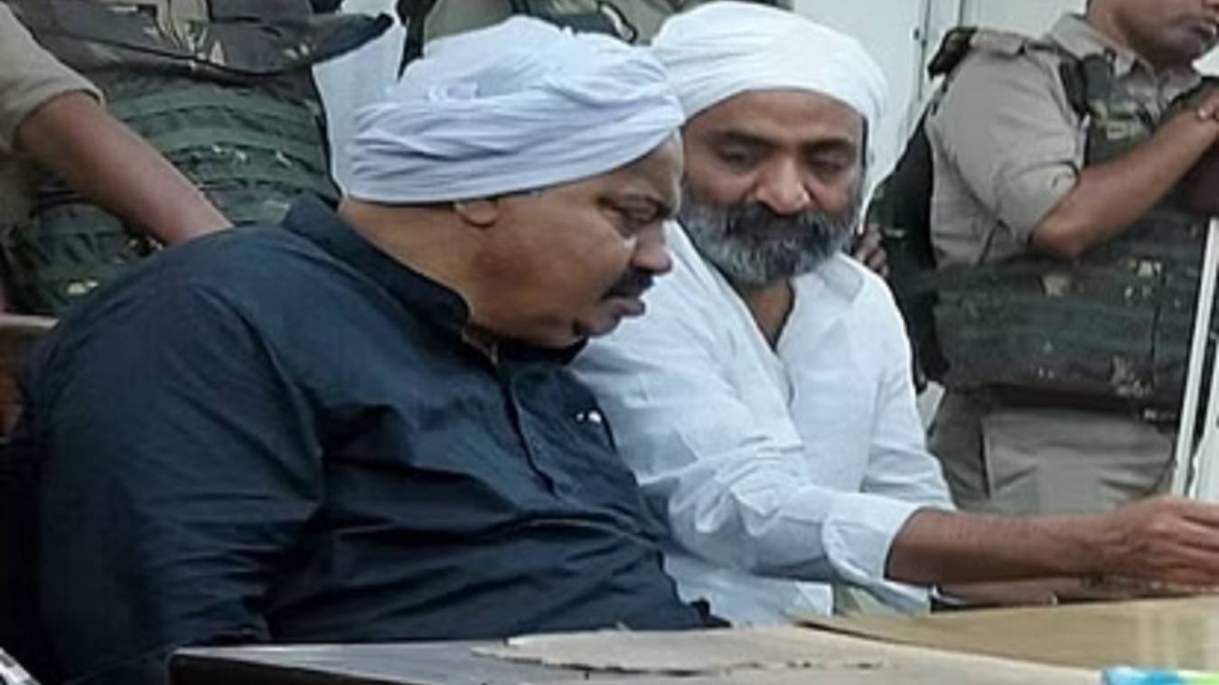 अतीक-अशरफ हत्याकांड में बड़ा ऐक्शन, थाना प्रभारी शाहगंज सहित 5 पुलिसर्मी सस्पेंड