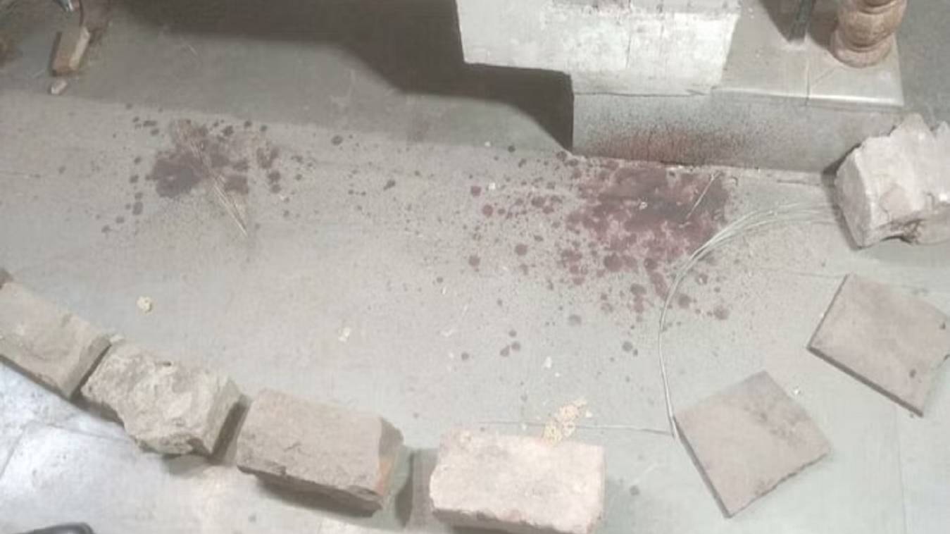 अतीक के दफ्तर में मिले खून के धब्बे और चाकू, पुलिस ने शुरू की जांच