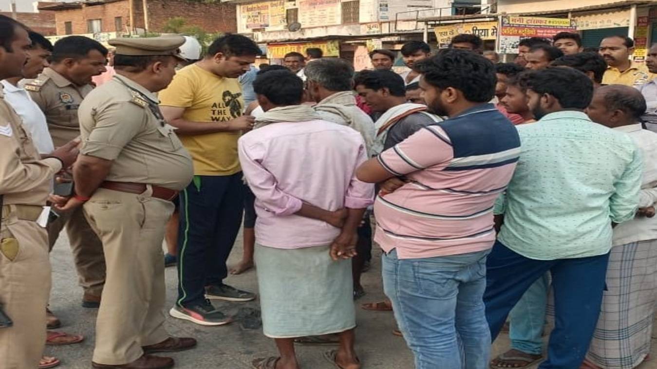 हाईवे पर सुबह की सैर को निकले बुजुर्ग को मालवाहन ने रौंदा, आक्रोशित ग्रामीणों ने चालक को पीटा