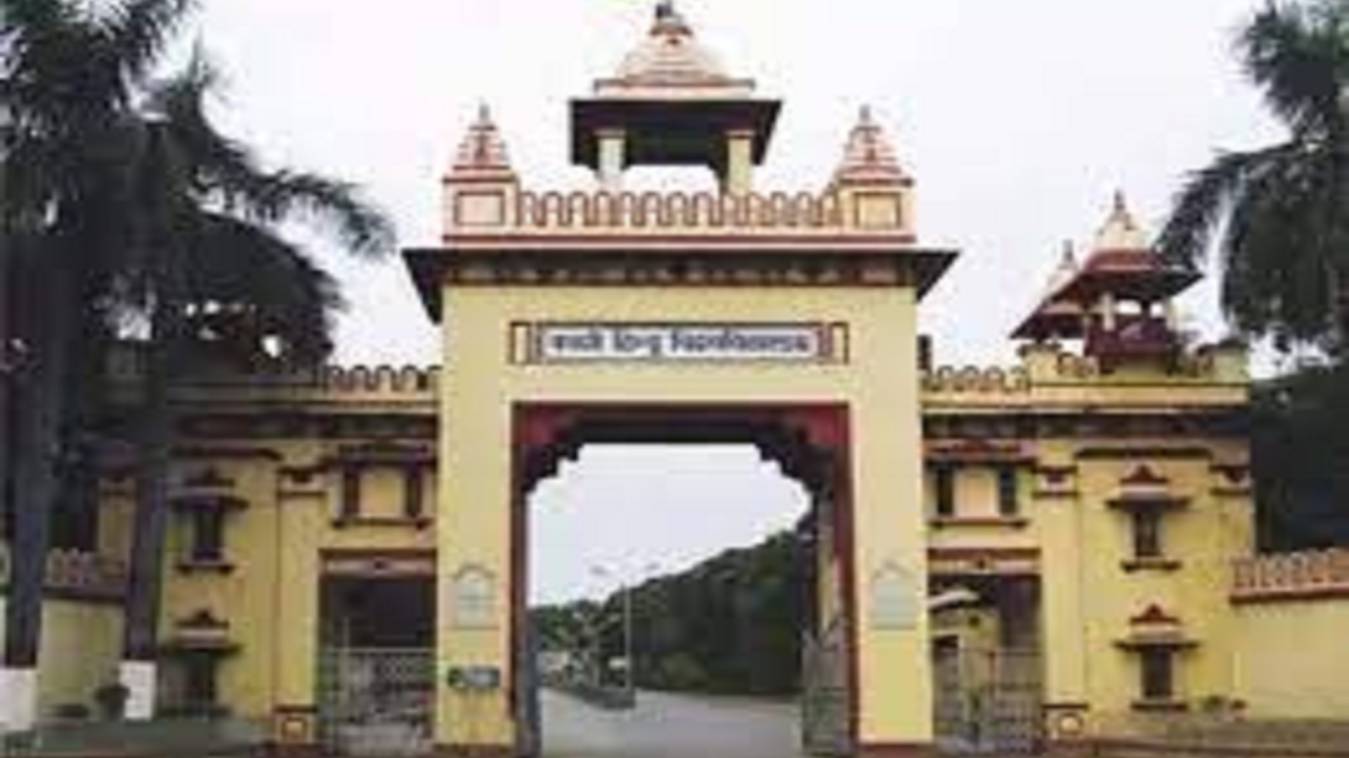 बीएचयू के लंका गेट पर छात्रों का विरोध प्रदर्शन, मारपीट के मामले में दर्ज मुकदमे की धारा बढ़ाने की मांग