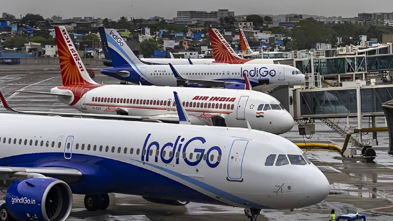 मौसम खराब होने से वाराणसी के कई चक्कर लगाने के बाद तीन विमान को किया गया डायवर्ट