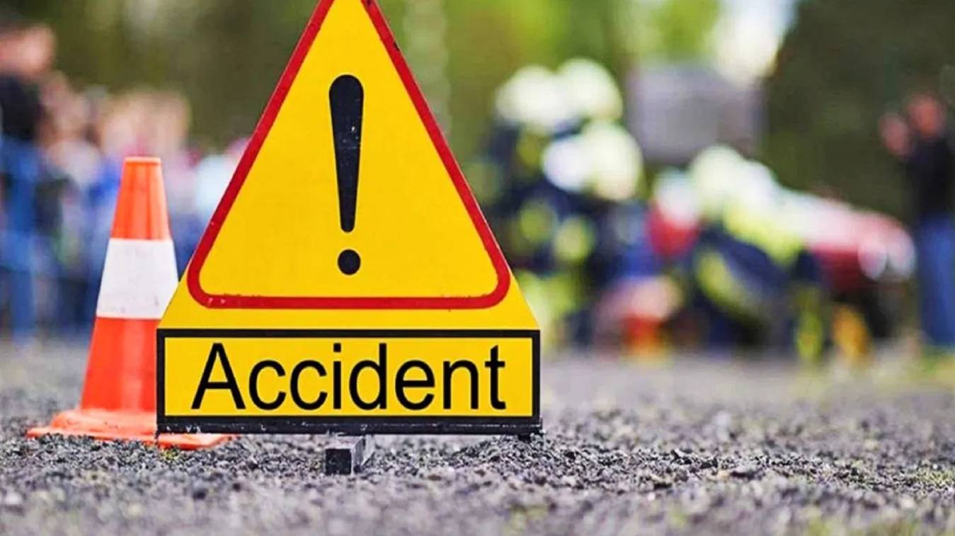  वाराणसी : ऑटो ने बाइक को मारी टक्कर, ट्रैक्टर की चपेट में आया 12 साल का बच्चा, मौत