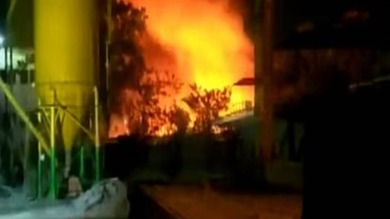 शॉट सर्किट से कपड़े की दुकान में लगी आग, लाखों का नुकसान 