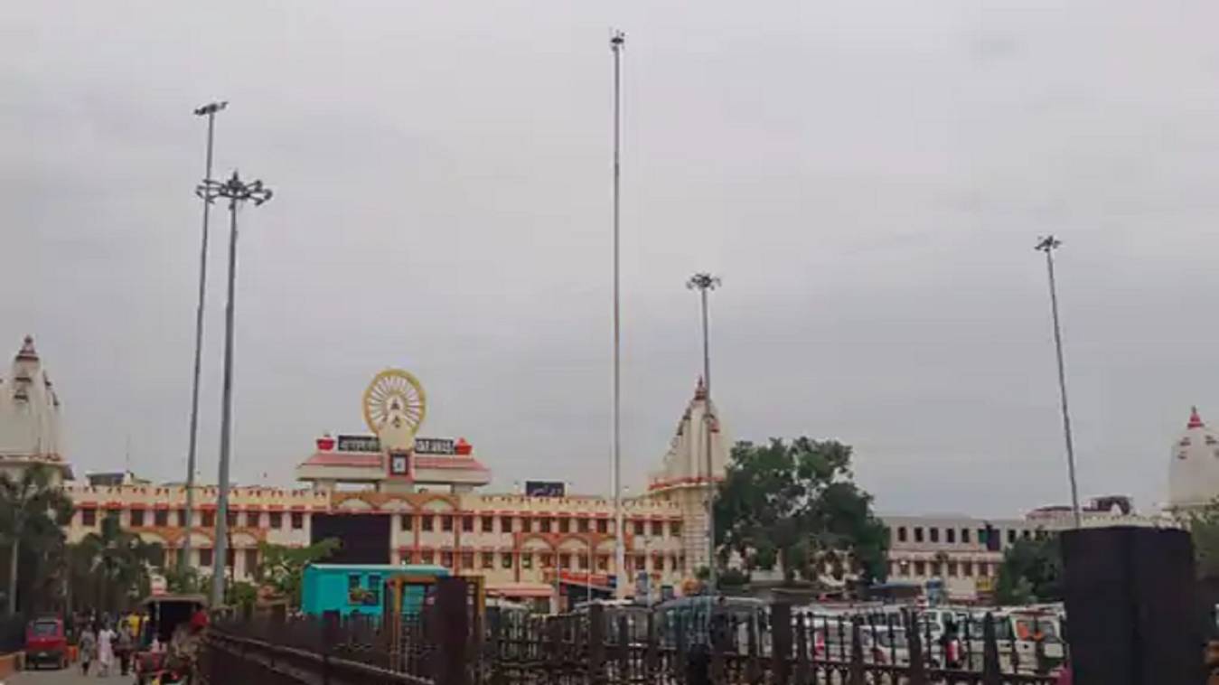 Weather Updates: बनारस में हल्की बारिश से सुहाना हुआ मौसम, तापमान में गिरावट, 2 मई तक बरसात के आसार