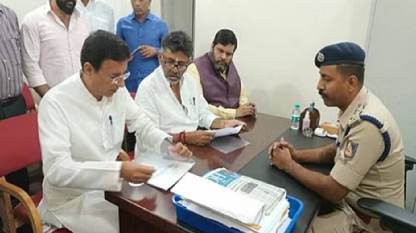 अमित शाह के दंगे वाले बयान पर कांग्रेस ने किया FIR, शिवकुमार बोले- वो ऐसा कैसे बोल सकते हैं?