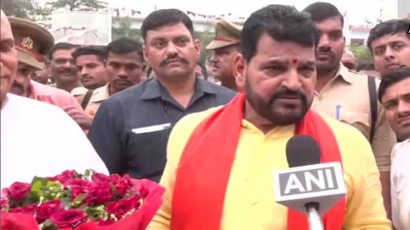 बृजभूषण बोले- 'अखिलेश यादव सच्चाई जानते हैं, UP के पहलवान हमें नेताजी कहते हैं'