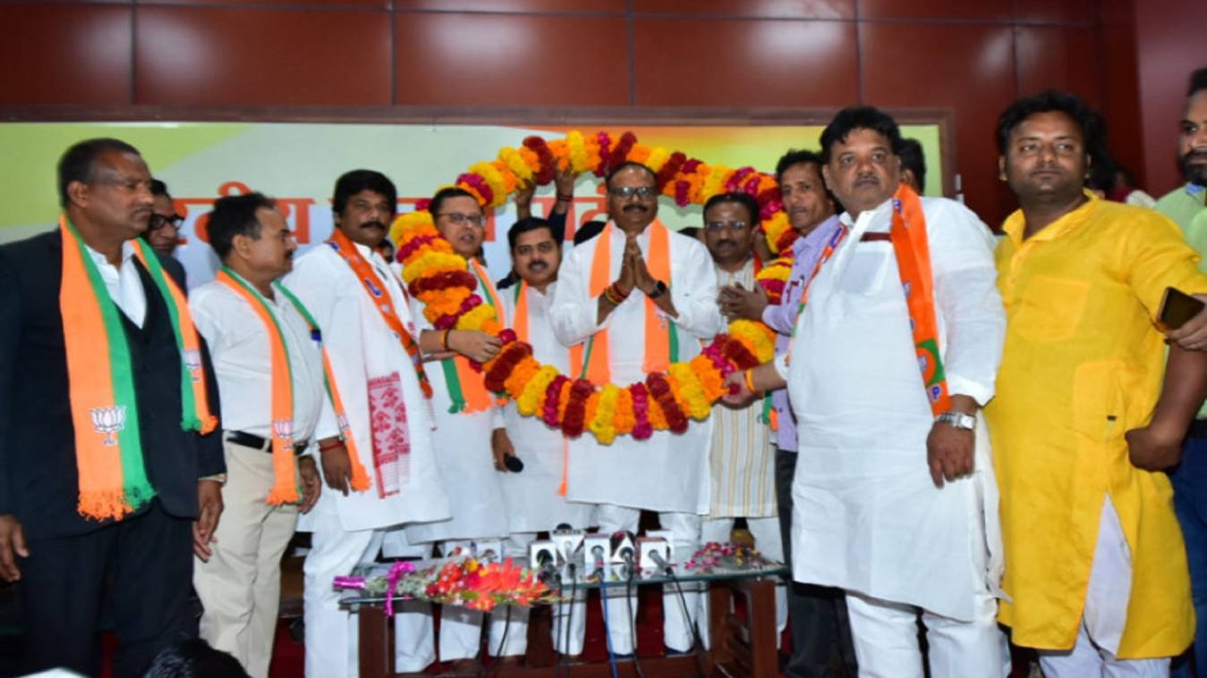 निकाय चुनाव से पहले कांग्रेस को लगा झटका,अजय श्रीवास्तव समेत कई नेता भाजपा में हुए शामिल