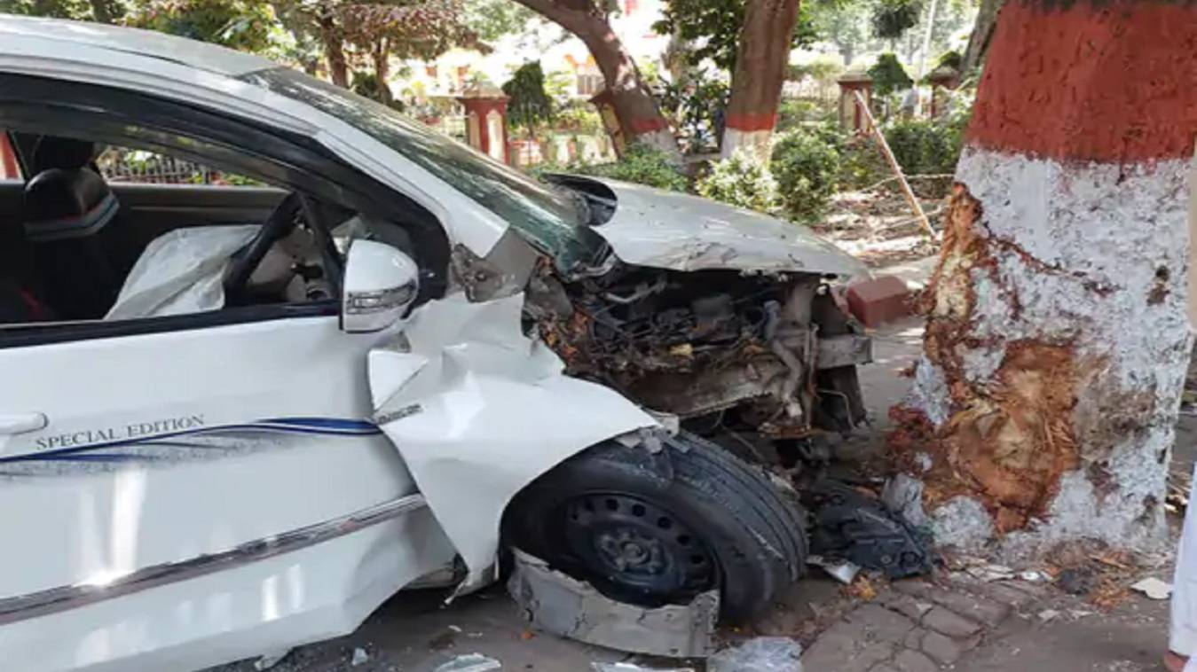 BHU में पेड़ से टकराई कार, बुरी तरह हुई क्षतिग्रस्त