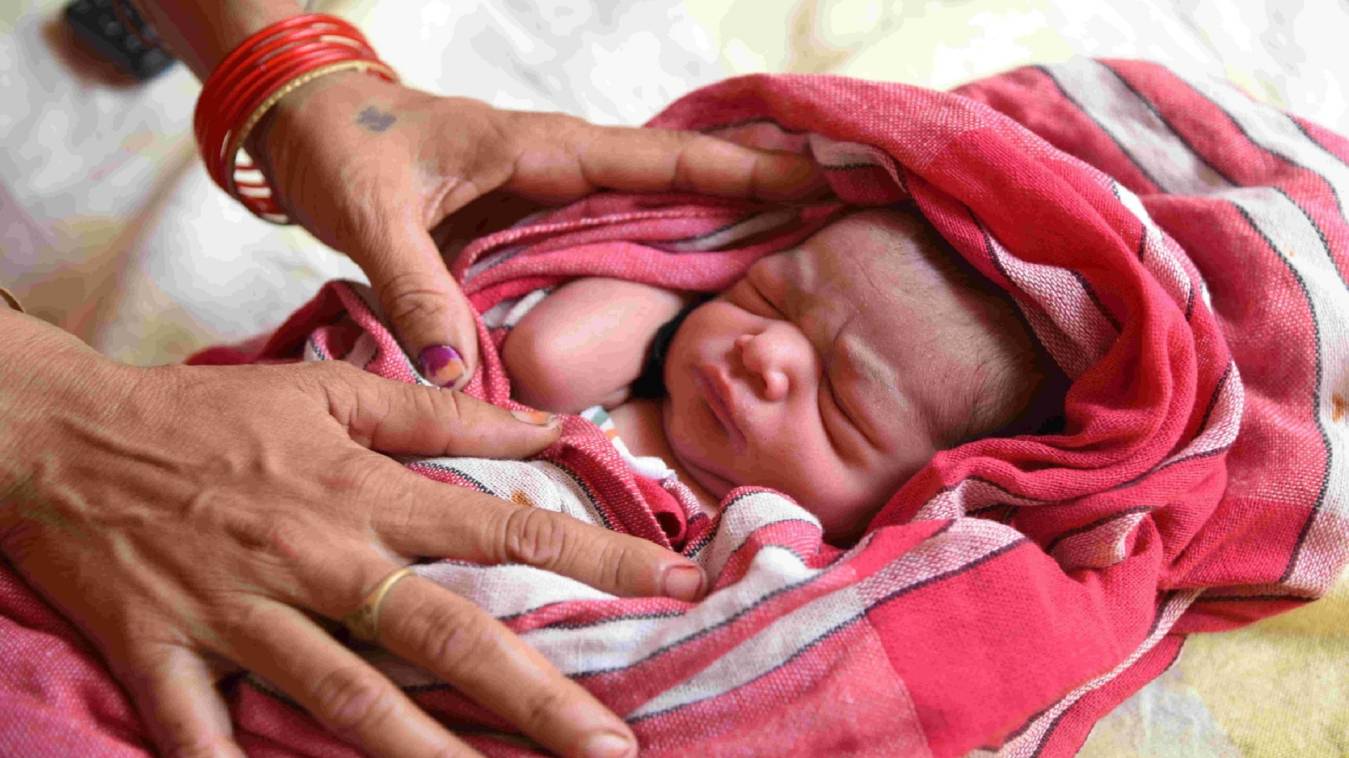 पीएचसी गेट पर लटका था ताला,प्रसूता ने बाहर ही जन्मा बच्चा