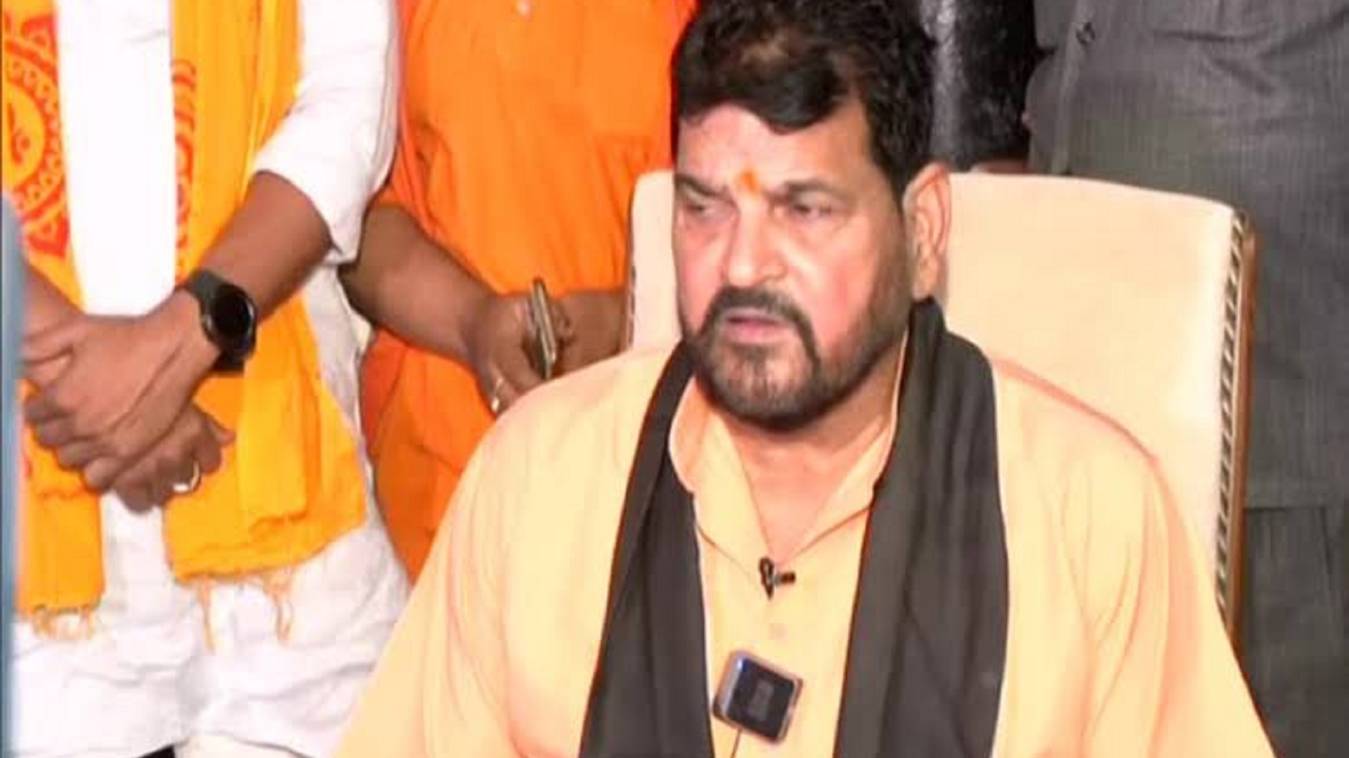 बृजभूषण शरण सिंह ने महिला पहलवान साक्षी मलिक को लेकर दिया ये बड़ा बयान, बोले- महिला पहलवान मुझसे लिपटी थी, मैं नहीं 