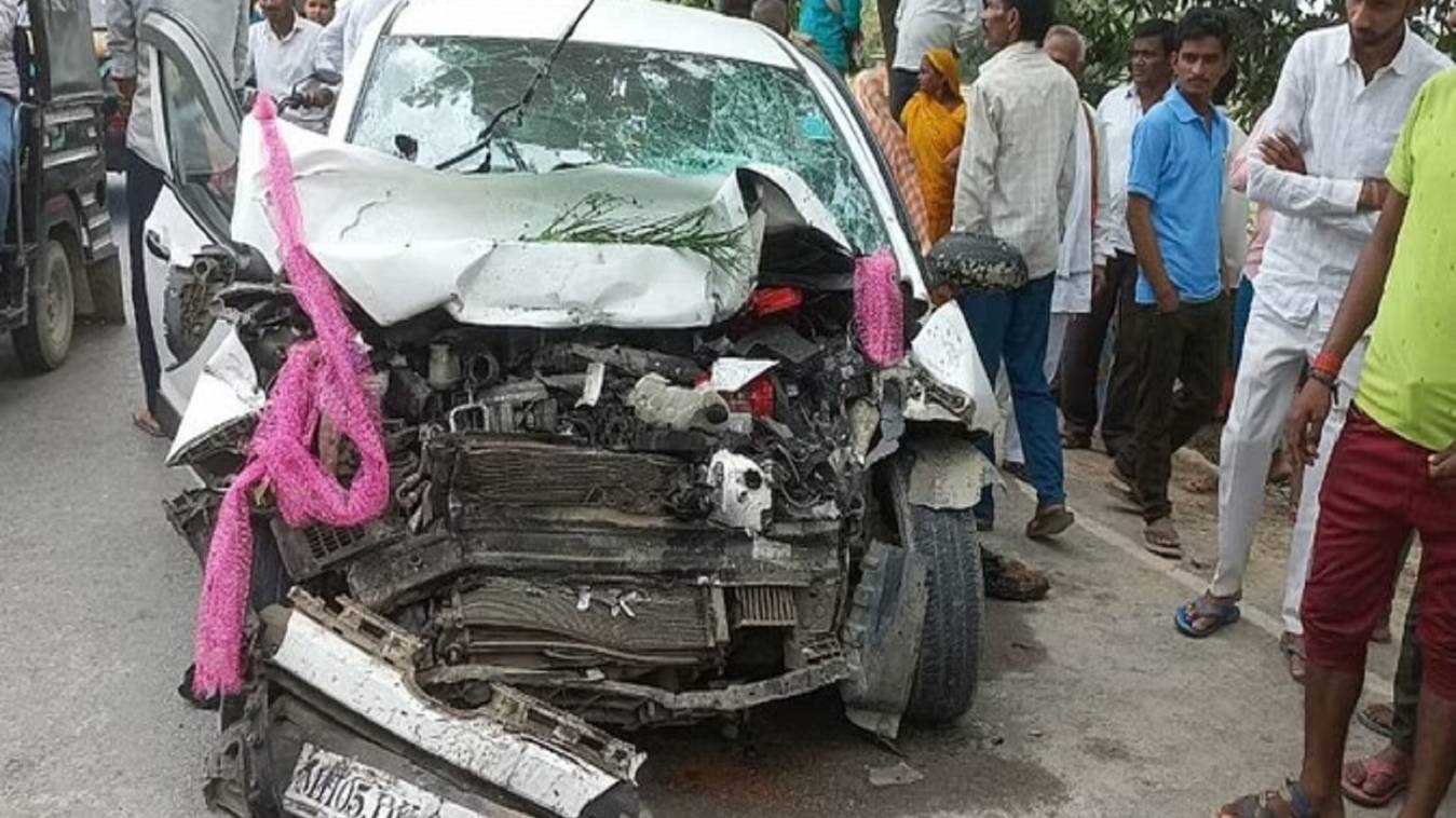  बेटे की शादी से लौट रहे पिता की मौत, ट्रक-कार की टक्कर, दो की गई जान