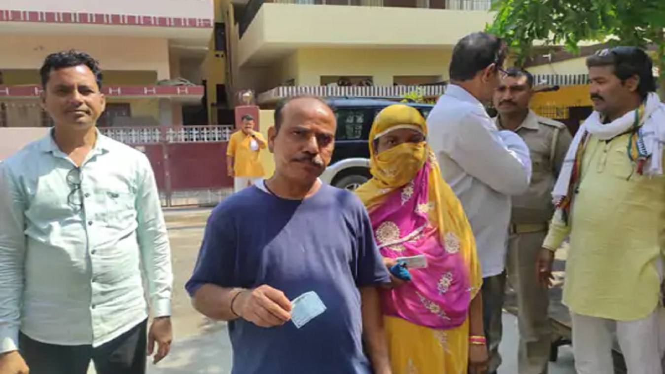 निकाय चुनाव पर मतदान जारी : वाराणसी में सुबह 11 बजे तक 13.49% हुआ वोटींग, फर्जी मतदाता हिरासत में 