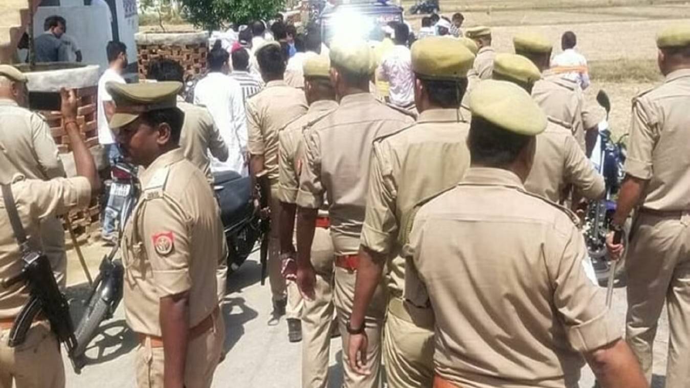 चंदौली नगर पंचायत में फर्जी मतदान: पांच महिलाएं व चार युवक को लिया हिरासत में, धरने पर बैठे लोग