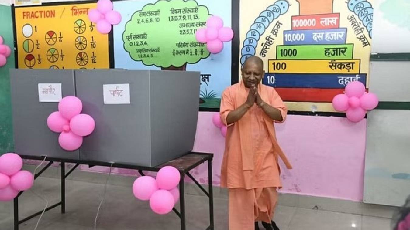 सीएम योगी बने अपने बूथ के फर्स्‍ट वोटर, बोले- मतदान अधिकार ही नहीं कर्तव्‍य भी