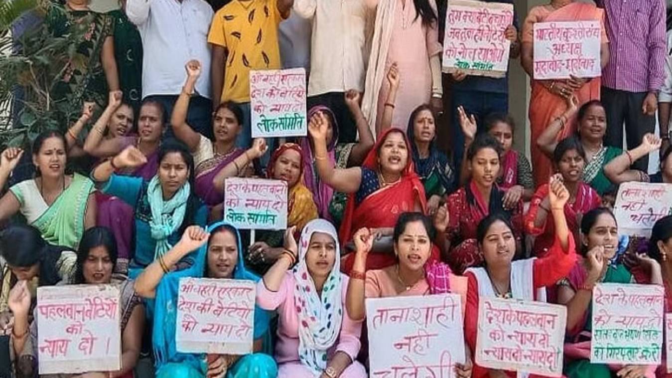 महिला कुश्ती पहलवानों के समर्थन में वाराणसी धरना, बृजभूषण सिंह की गिरफ्तारी की मांग