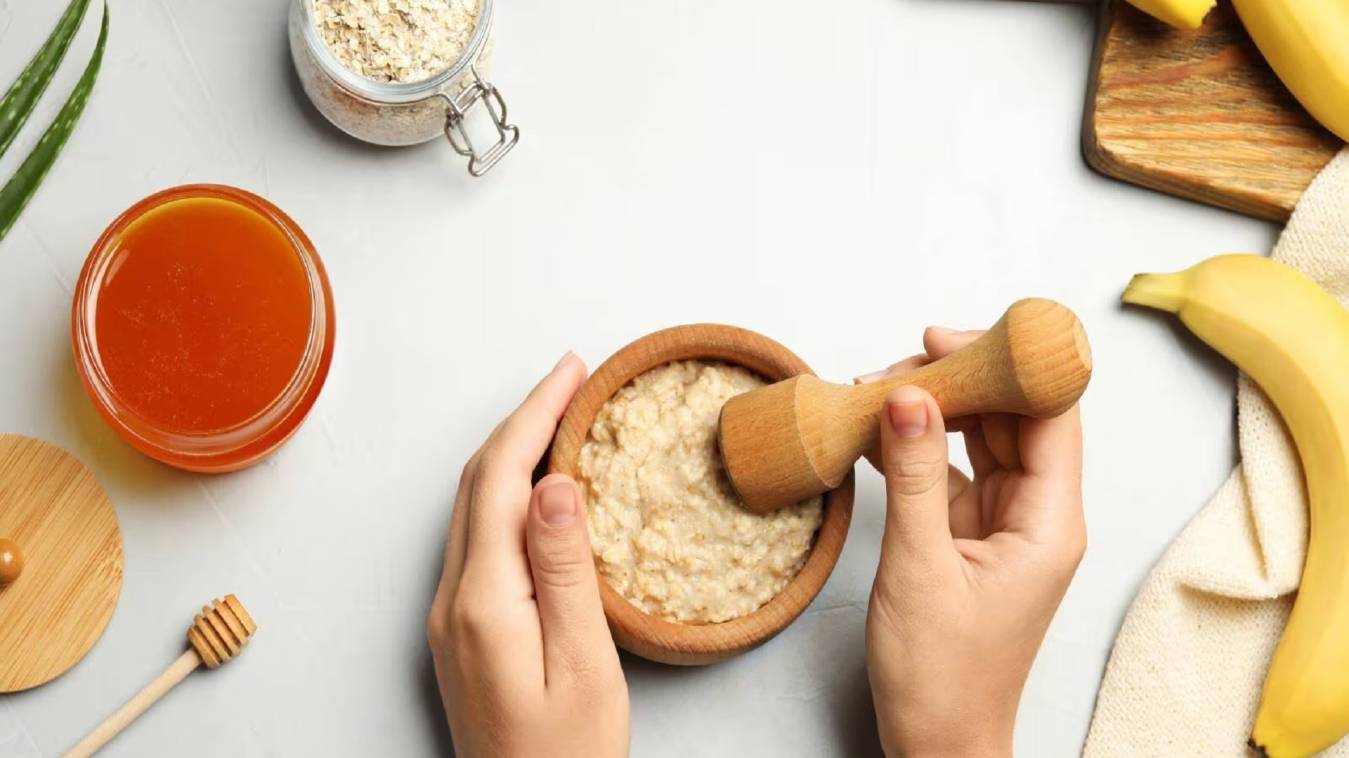 Hair Care: कमजोर और झड़ते बालों से पाना चाहते है छुटकारा, तो बनाएं केले का हेयर मास्क