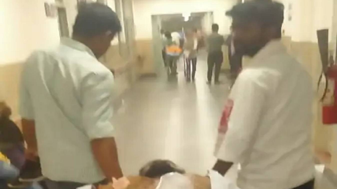 BHU से दर्शन कर लौट रहे युवक पर सरेआम चाकू से हमला, घायल को ट्रामा सेंटर में कराया गया भर्ती