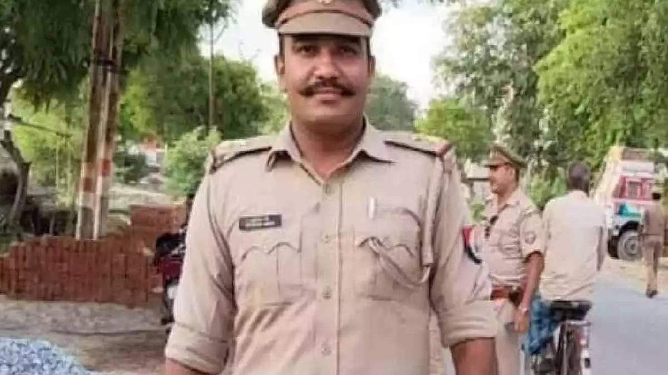 जंसा थाने के दरोगा को एक लाख के घूस के साथ एंटी करप्शन टीम ने दबोचा