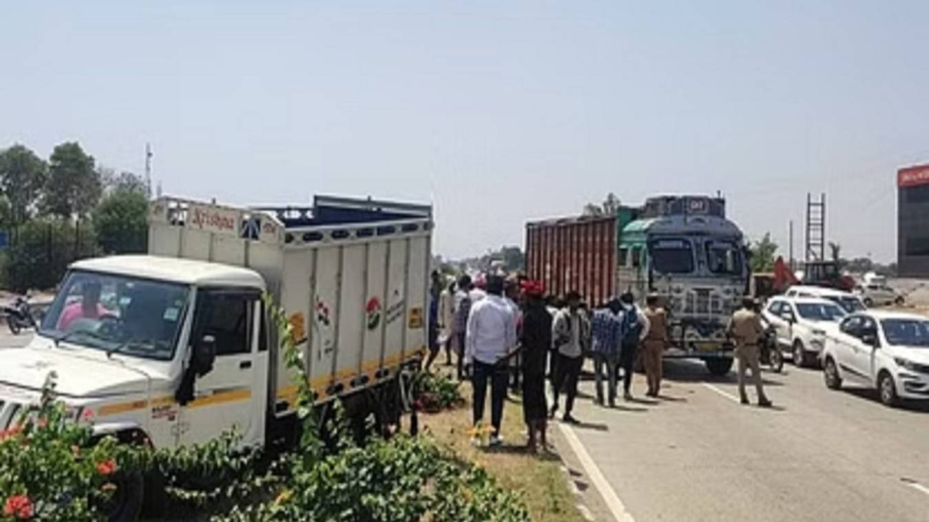 Varanasi : पिकअप का टायर बदल रहे परिचालक को ट्रक ने कुचला, मौके पर ही दर्दनाक मौत