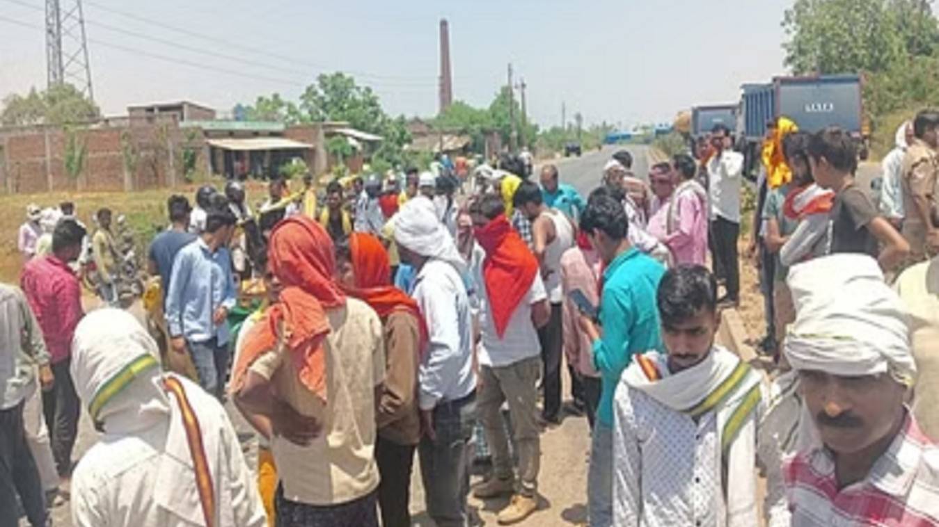 शादी समारोह से लौट रहा परिवार सड़क हादसे का हुआ शिकार, एक महिला की मौत, चार घायल