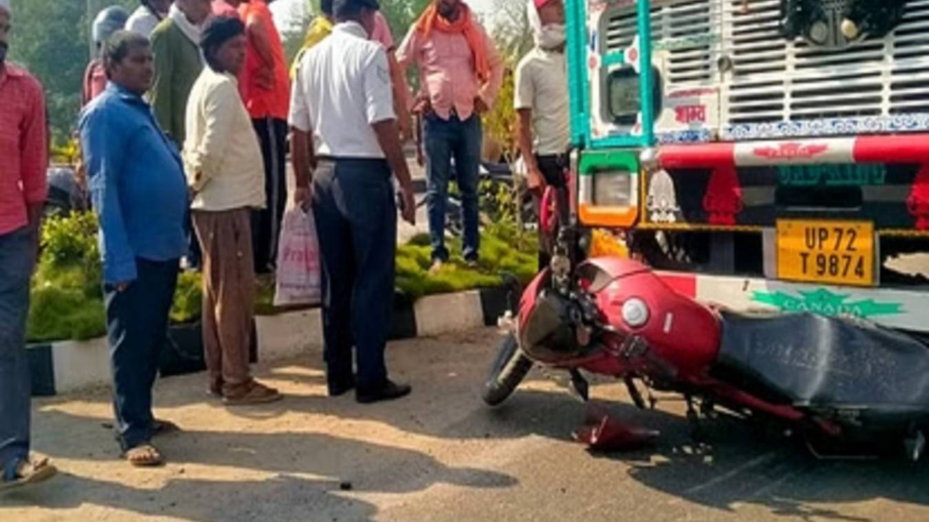 Varanasi: हरहुआ रिंग रोड चौराहे पर ट्रक ने बाइक को मारी टक्कर, दो घायल 