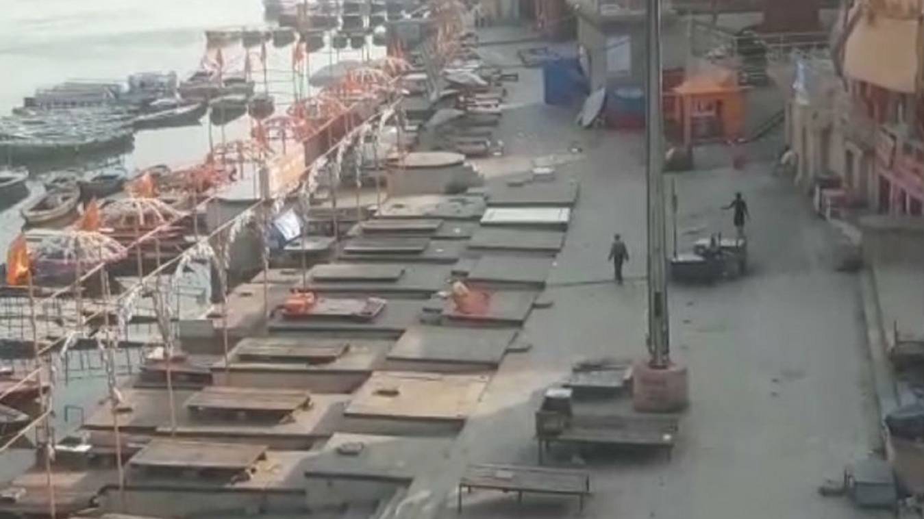 वाराणसी में सुबह से तेज खिली धूप ने किया बेहाल, घाटों पर पसरा सन्नाटा