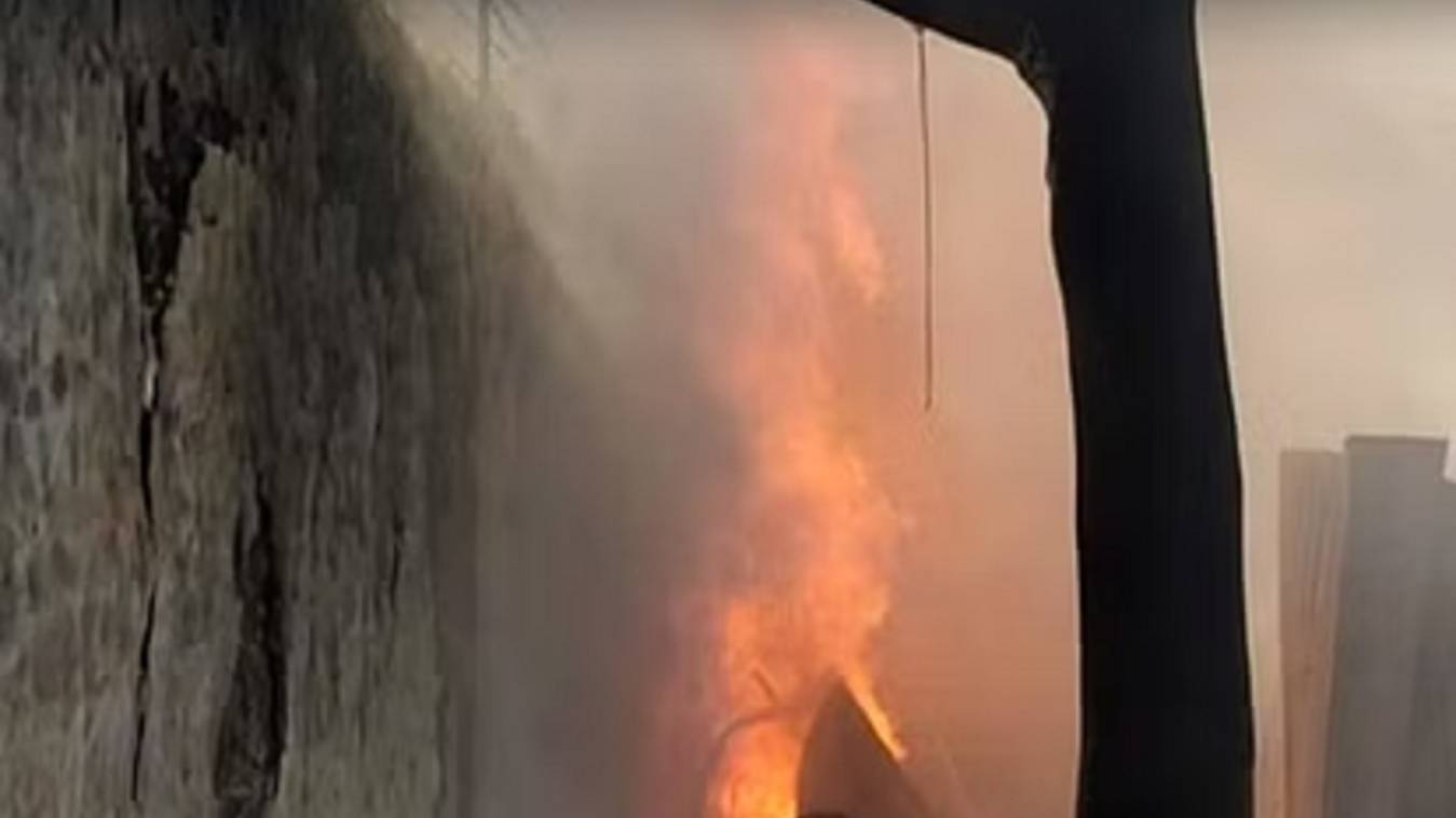 Varanasi : प्लास्टिक गोदाम में लगी भीषण आग, सामान जलकर खाक