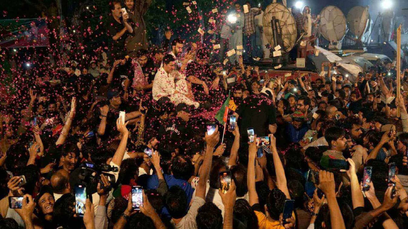 पाकिस्तान में फिर बिगड़े हालात: सुप्रीम कोर्ट के खिलाफ सड़कों पर उतरे JUI-F कार्यकर्ता, रेड जोन में प्रदर्शनकारी