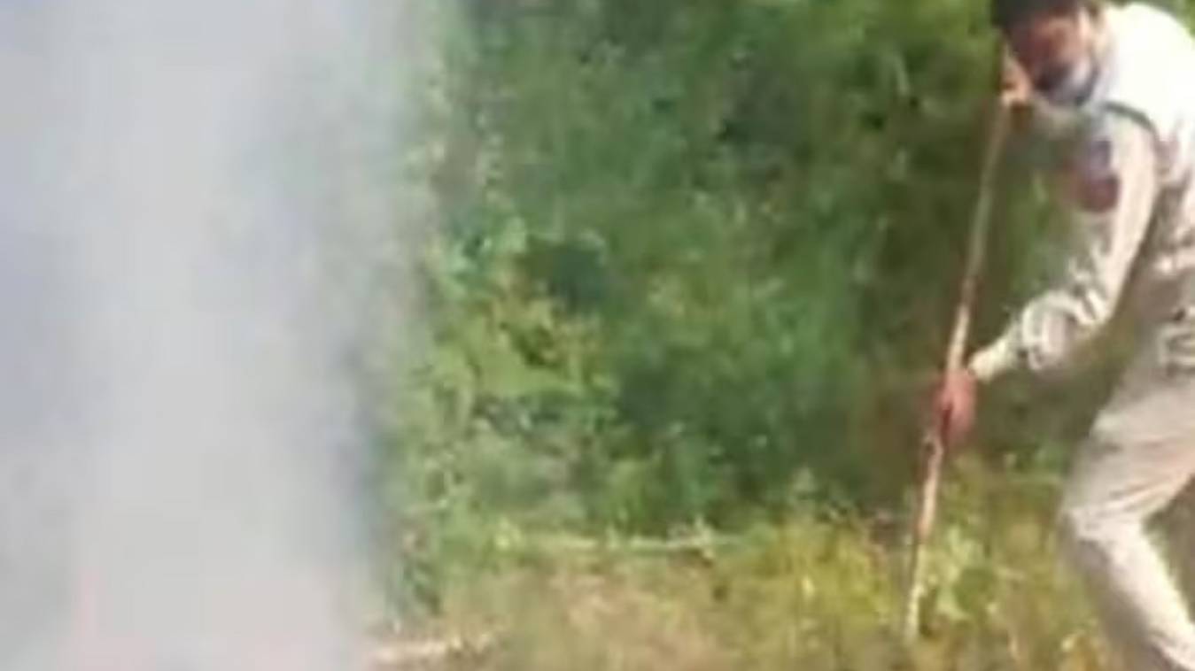 जलती चिता को बुझाकर पुलिस ने उठाया शव, हत्या या आत्महत्या, पोस्टमार्टम रिपोर्ट से होगा खुलासा