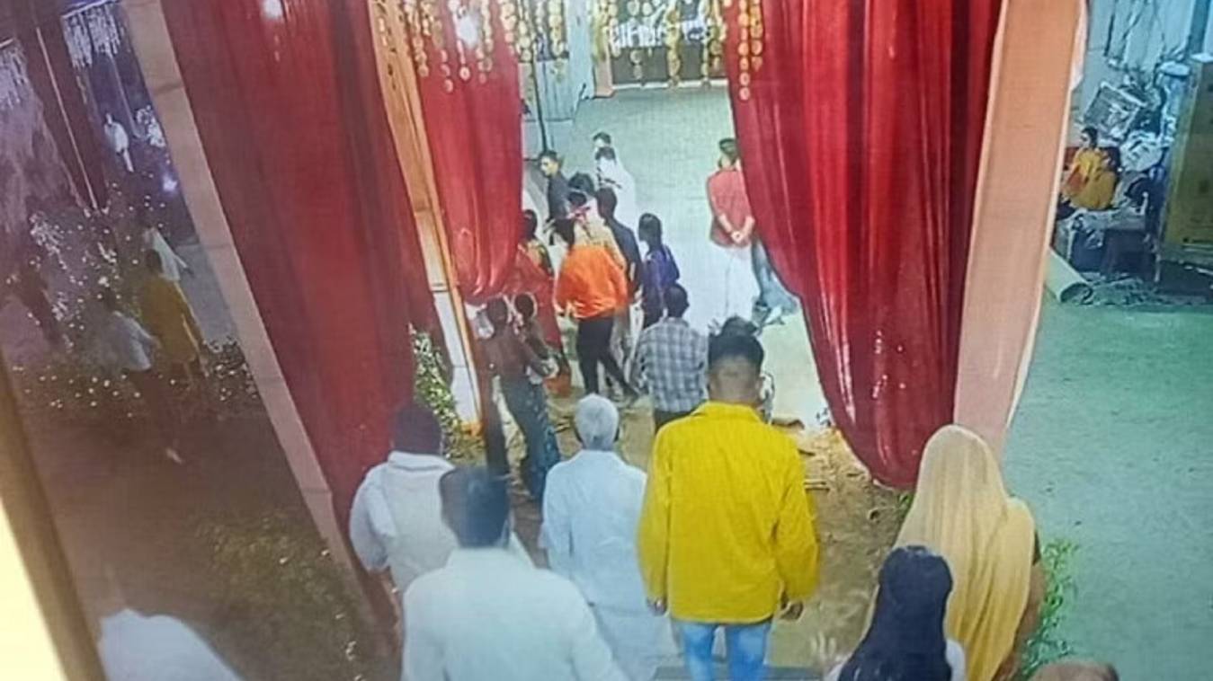 Varanasi: जयमाल के वक्‍त दूल्‍हे ने की ऐसी हरकत,गुस्से से तमतमाई दुल्हन, शादी से किया इनकार