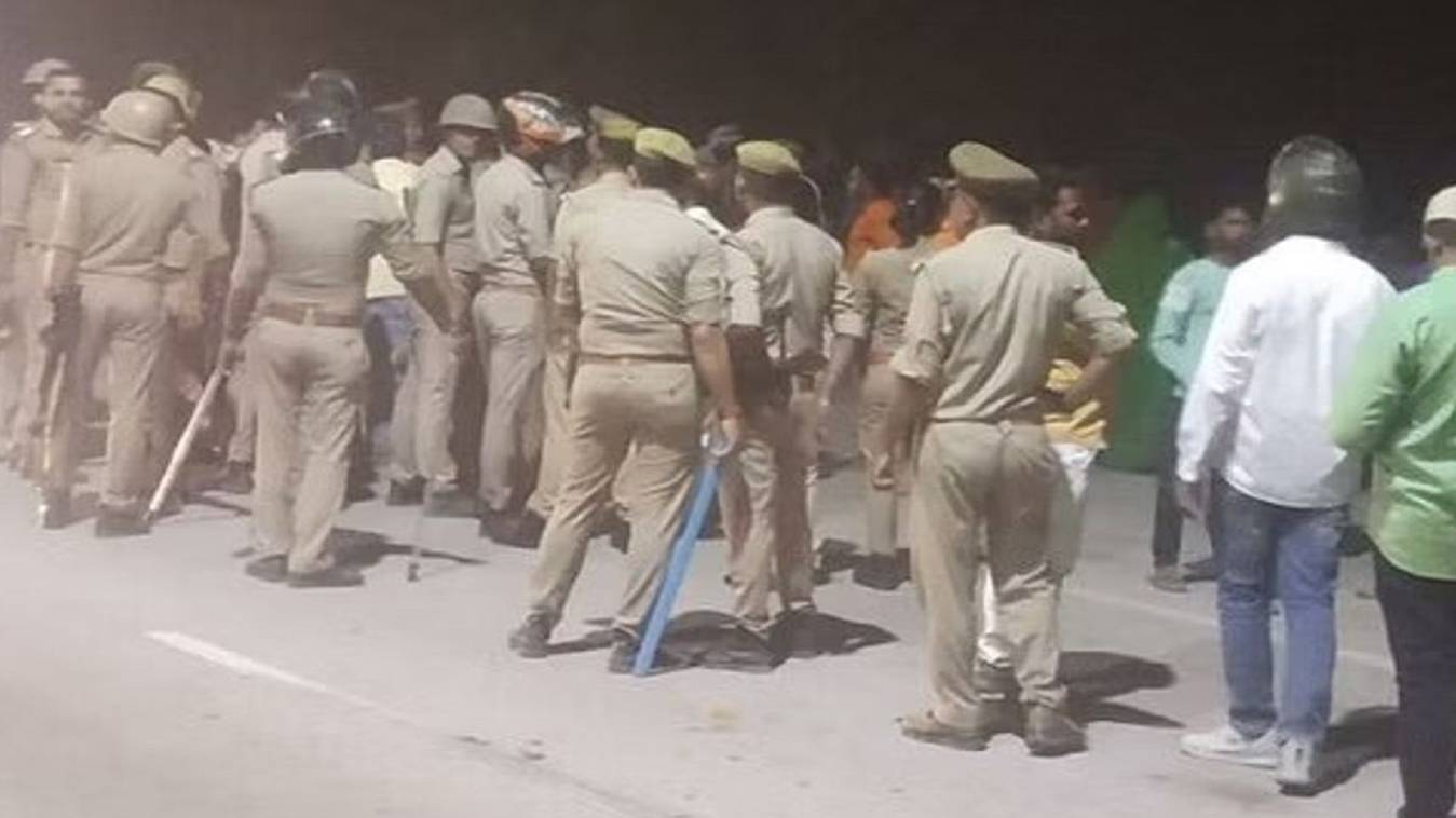 वाराणसी रिंग रोड पर  डीजे वाहन ने युवक को रौंदा, युवक की मौत पर ग्रामीणों ने चक्काजाम कर डीजे वाहन फूंका