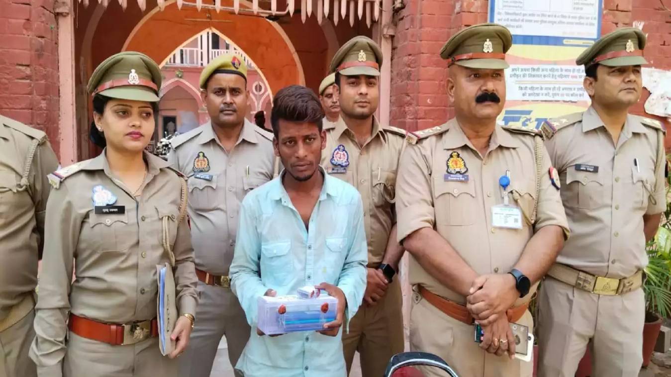चोरी की बाइक और 4 मोबाईल के साथ शातिर चोर हुआ गिरफ्तार