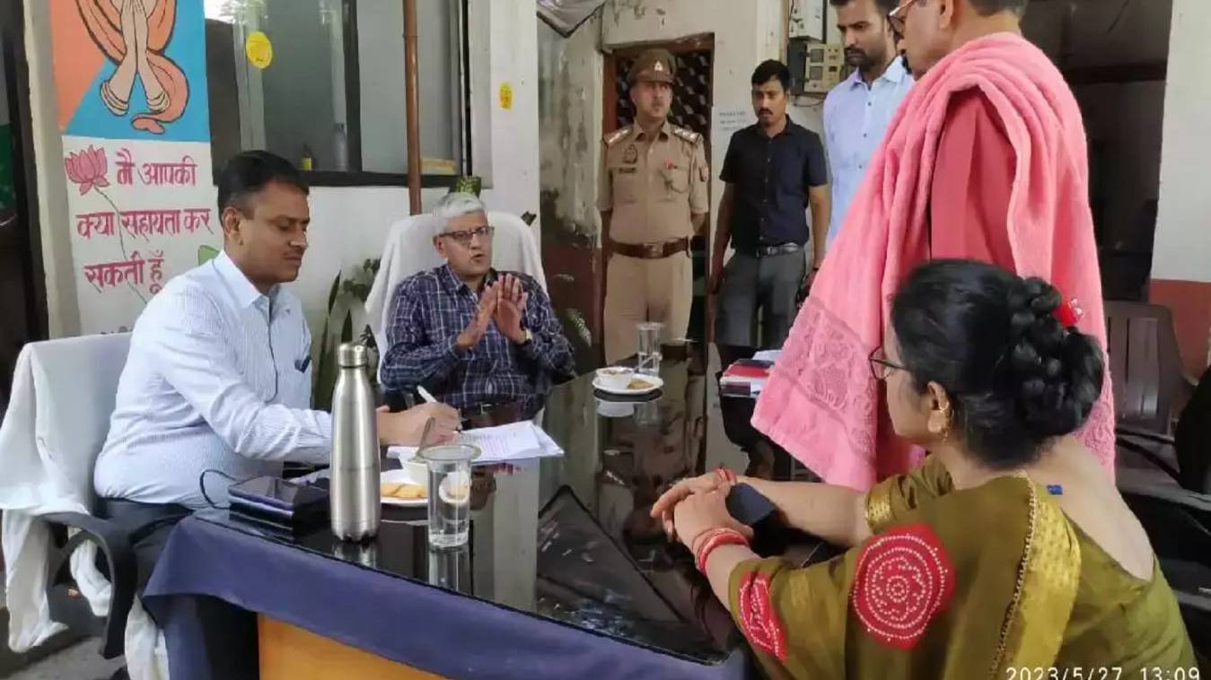 थाना दिवस पर पुलिस कमिश्नर व डीएम पहुंचे लंका थाने, सुनी फरियाद 