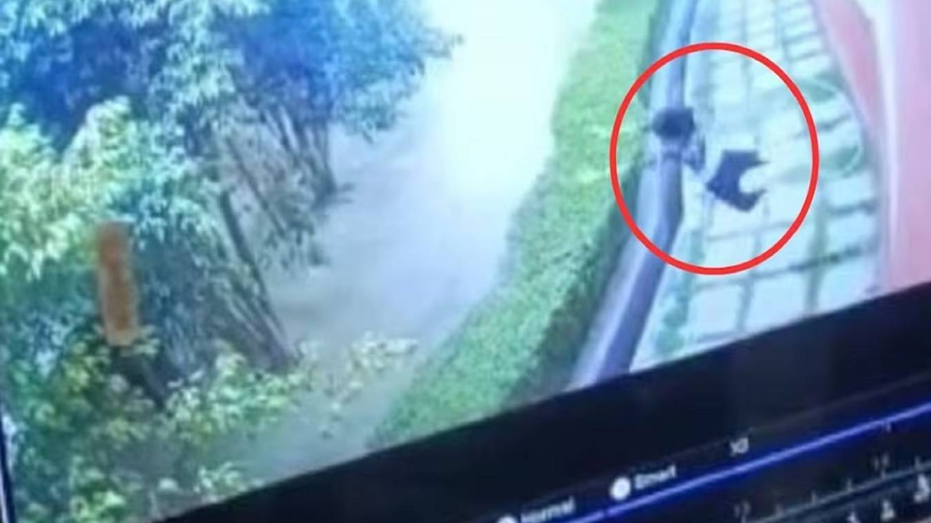 10वीं की छात्रा की रहस्यमी मौत, Video में स्कूल की छत से गिरती आई नजर, प्रबंधन बोला- झूले से गिरी 