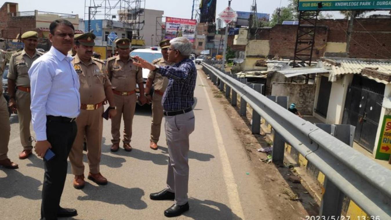 पुलिस कमिश्नर और DM ने रामनगर-सामने घाट पुल का किया निरीक्षण, भारी वाहनों के आवागमन पर लगाया प्रतिबंधित