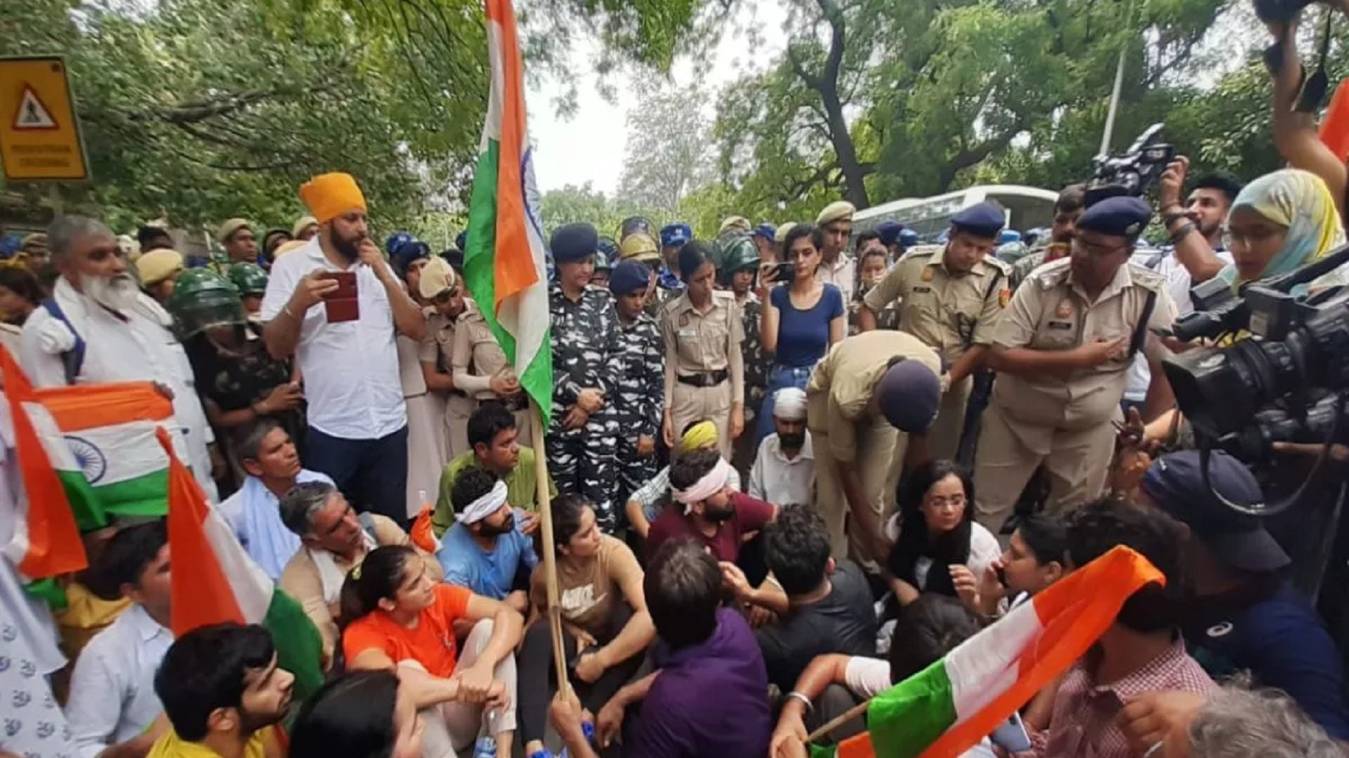 नए संसद भवन की ओर जा रहे सभी पहलवानों को पुलिस ने लिया हिरासत में, जंतर-मंतर से प्रदर्शनकारियों का हटाया गया सामान 