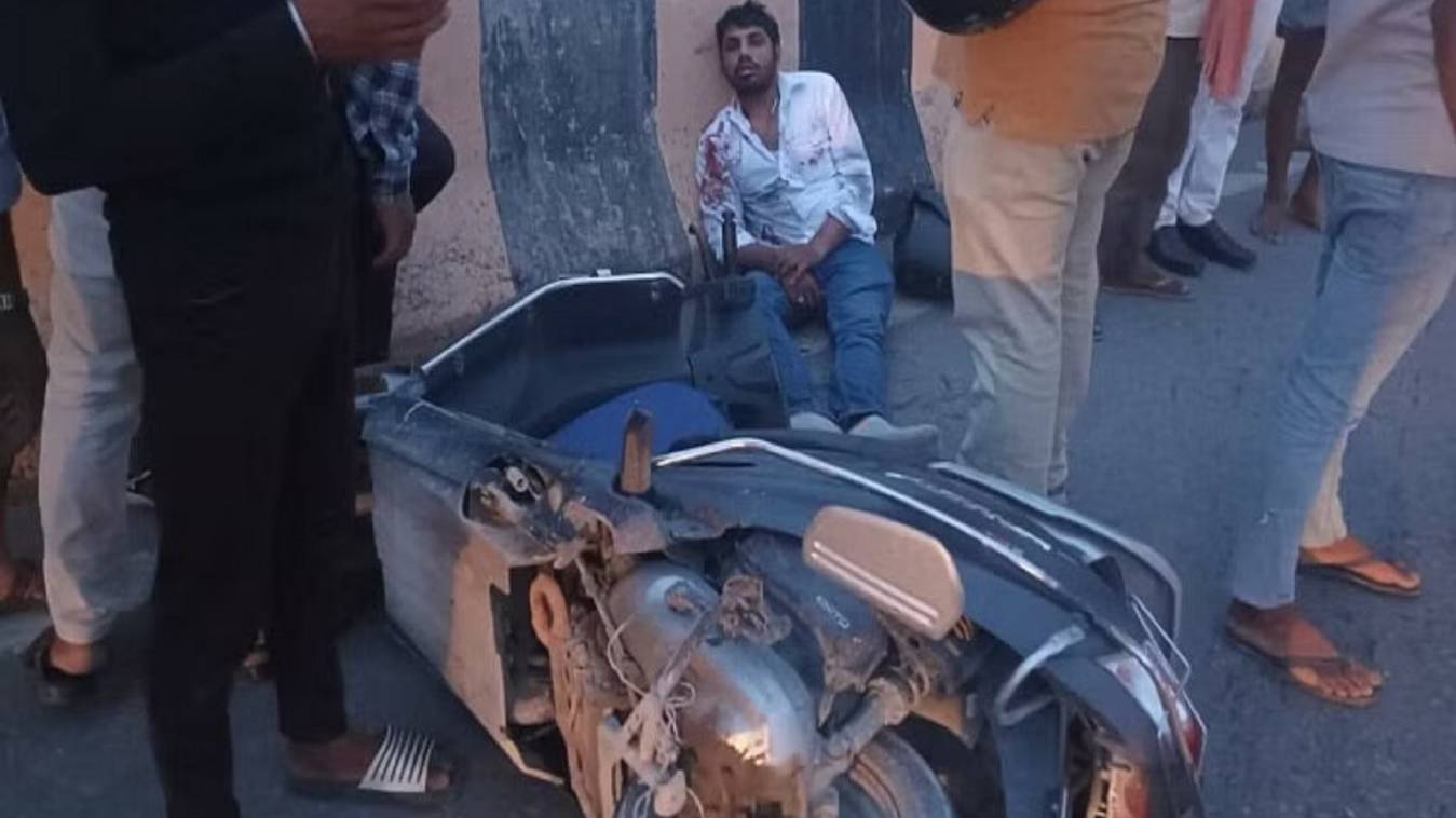 सोनभद्र में तेज रफ्तार हाईवा की चपेट में आने से स्कूटी सवार अधेड़ की मौत
