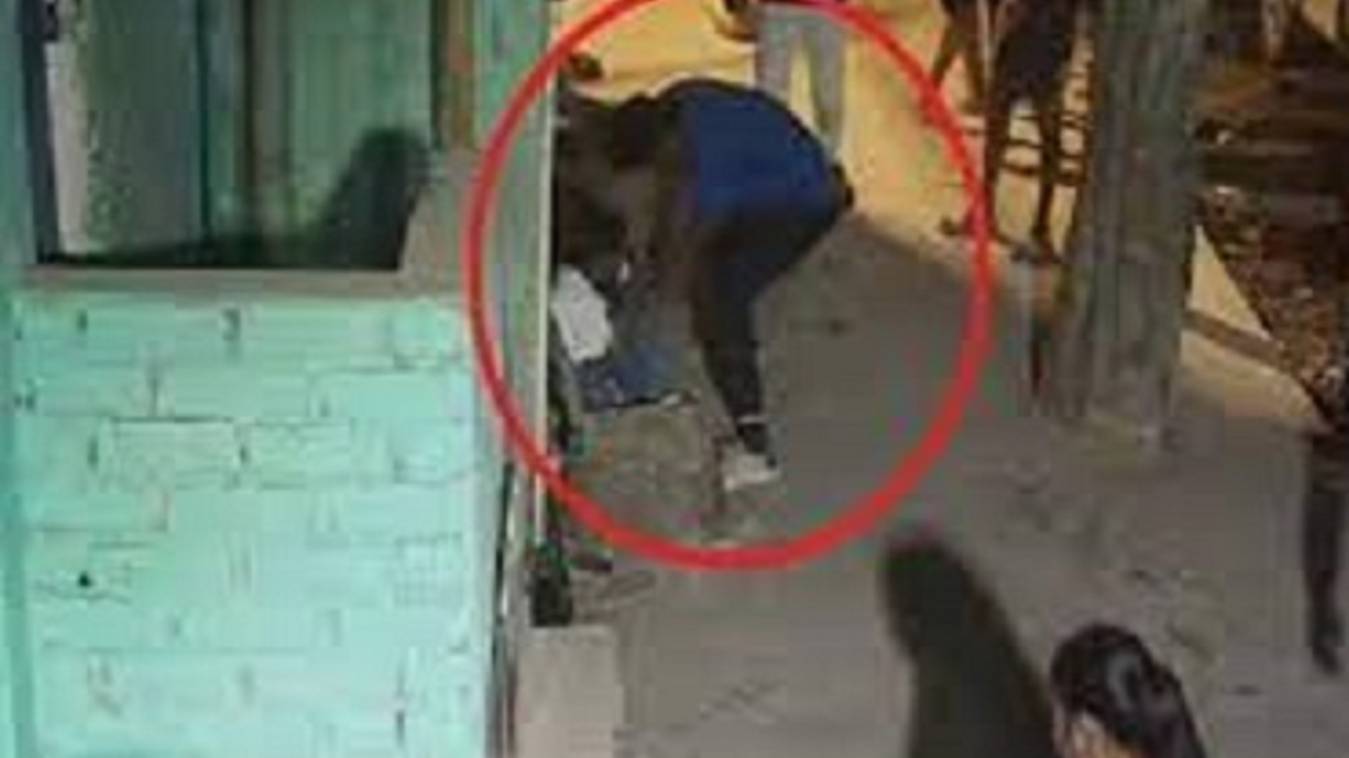 दिल्ली में नाबालिग लड़की की सड़क पर हत्या, सिरफिरे ने चाकू से किए 21 वार, नहीं भरा दिल तो सिर पर दे मारा पत्थर