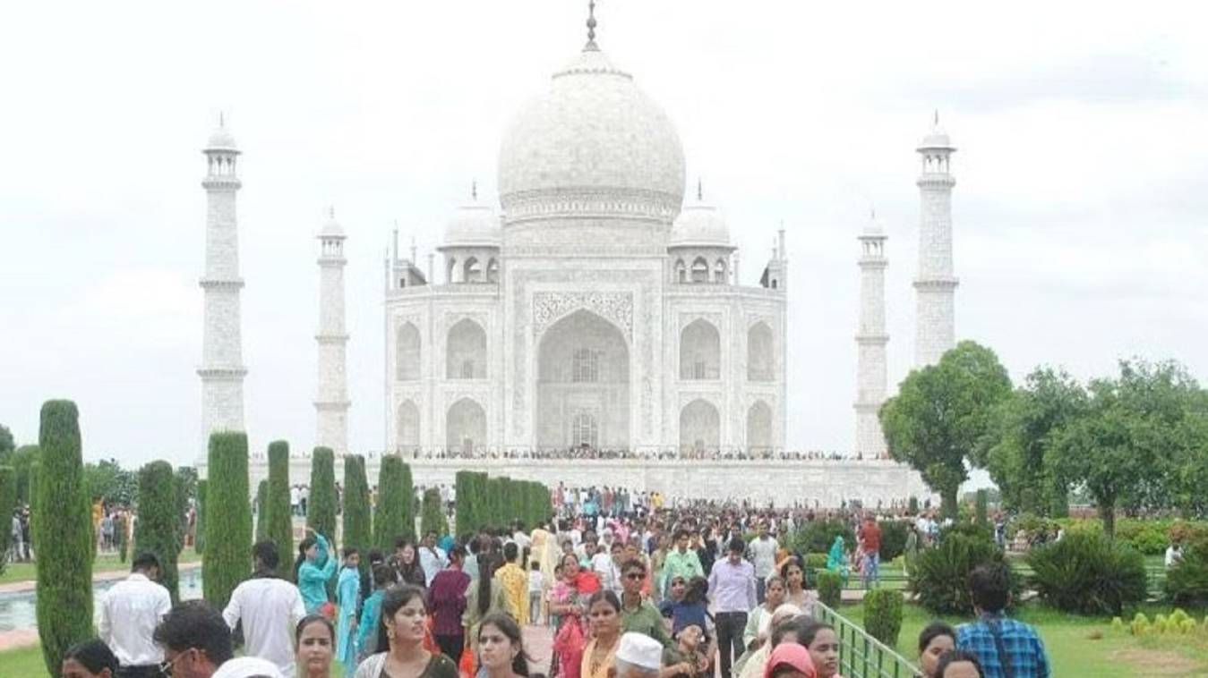 ताजमहल के रॉयल गेट पर 'भारत माता की जय' बोलने पर सुरक्षाकर्मी ने पकड़े पर्यटक दंपती