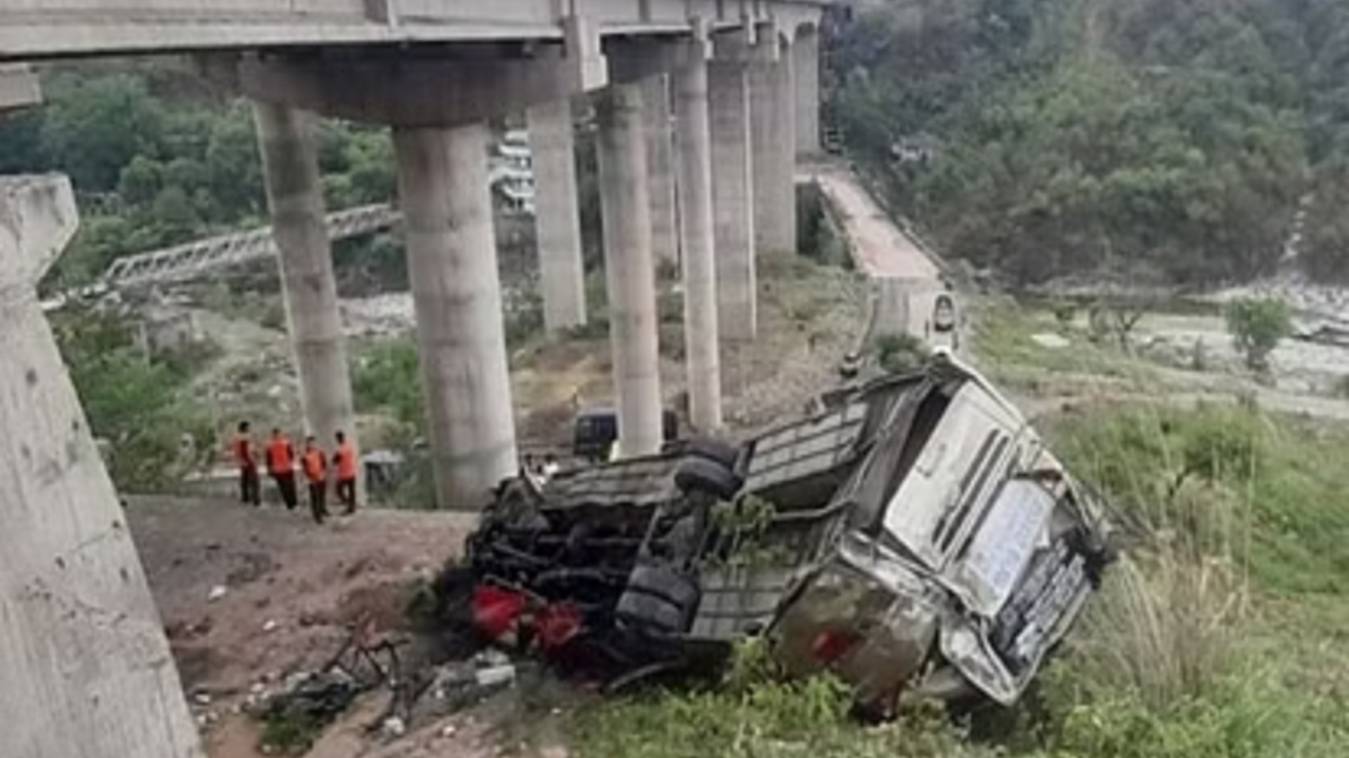 वैष्णो देवी जा रही बस जम्मू-श्रीनगर हाईवे पर पुल से गिरी, चालक समेत 10 की मौत, 55 यात्री घायल