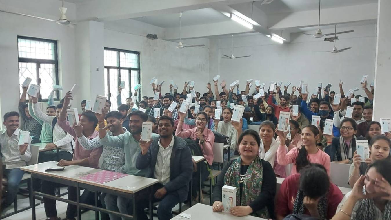 गंगापुर में 460 विद्यार्थियों को मिला स्मार्टफोन 