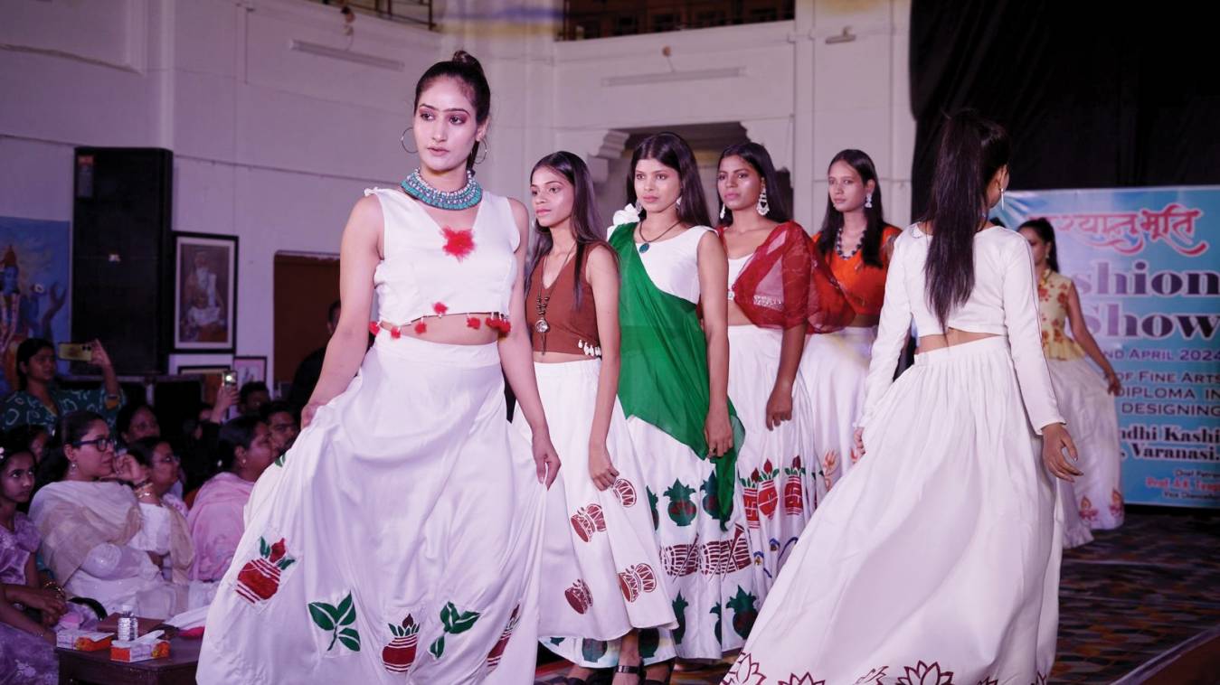विद्यापीठ में छात्रों ने वार्षिक फैशन शो की प्रस्तुति