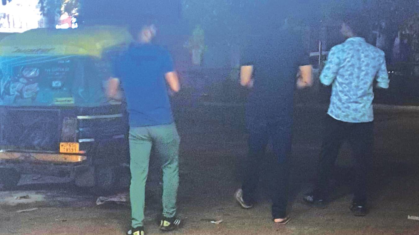 सड़कों पर सजती है शराबियों की महफिल