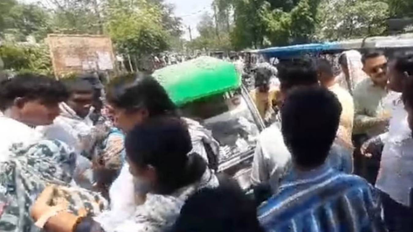 डीसी की गाड़ी से टकराया ई-रिक्शा, घंटों चला ड्रामा