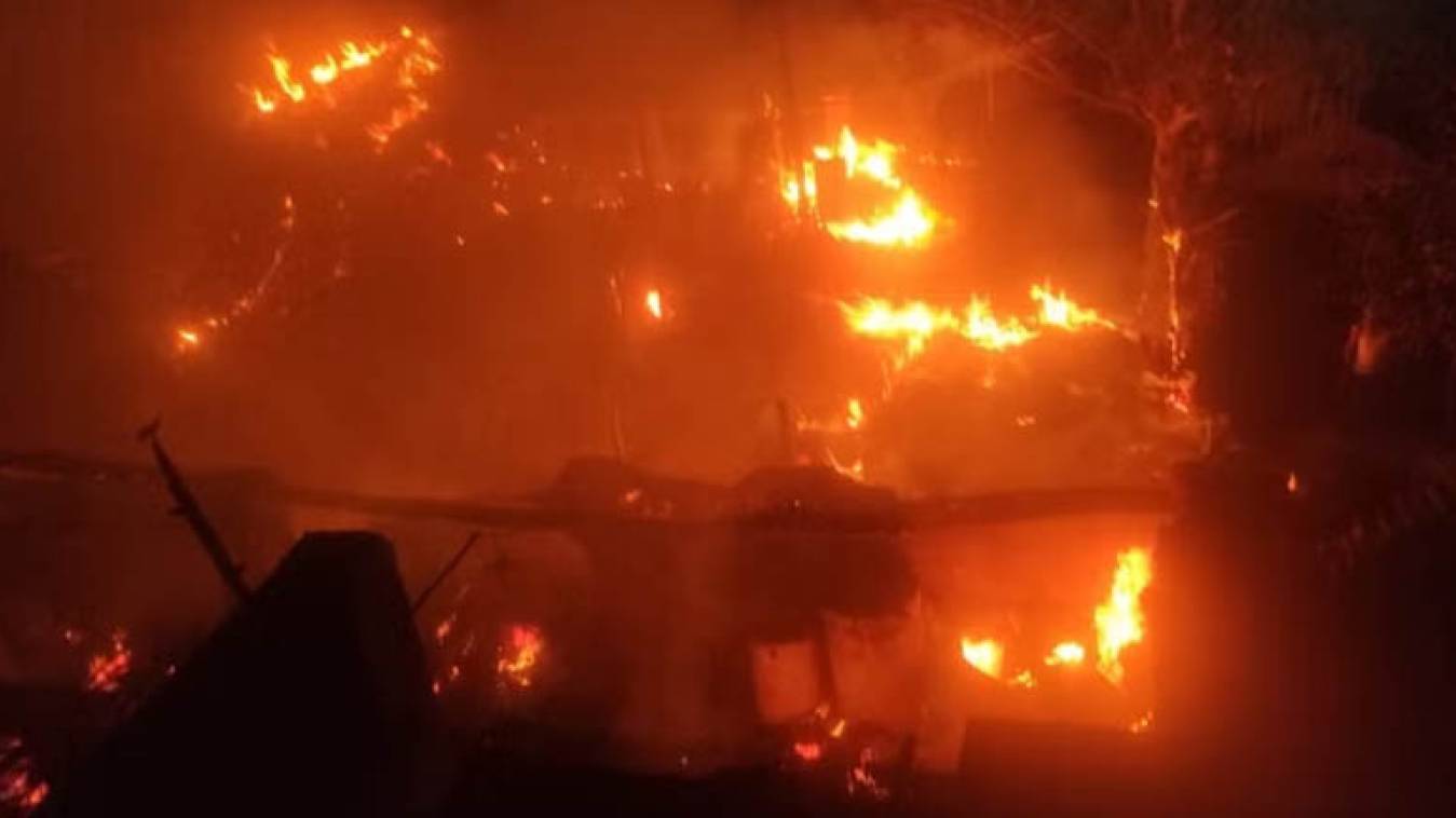 गैस सिलिंडर में लीकेज से लगी भीषण आग, नींद से उठकर भागे लोग