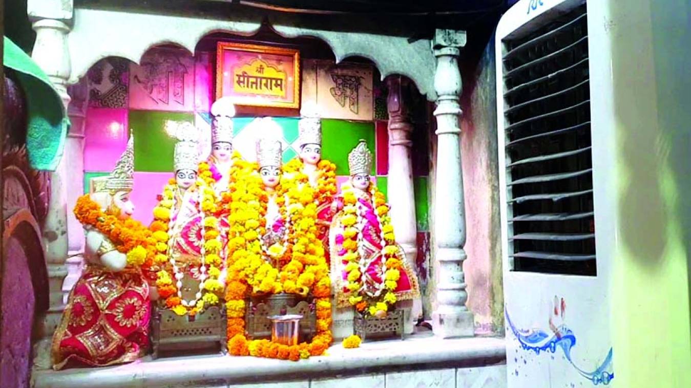 भीषण गर्मी से जनता के साथ भगवान बेहाल !