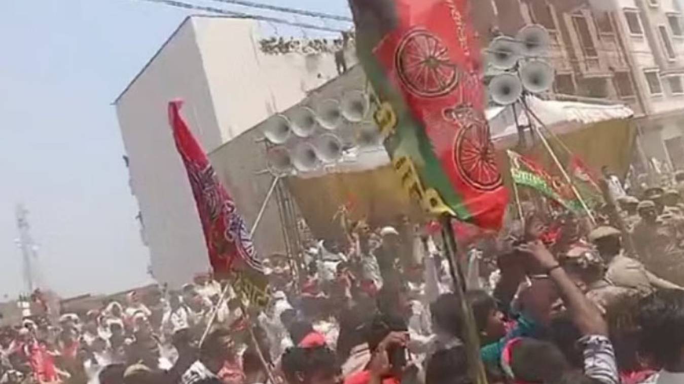 अखिलेश की जनसभा में अचानक मची भगदड़