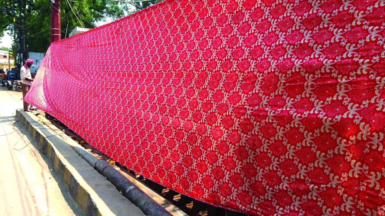 चाहे सोने के फ्रेम में मढ़ दो आईना झूठ बोलता ही नहीं