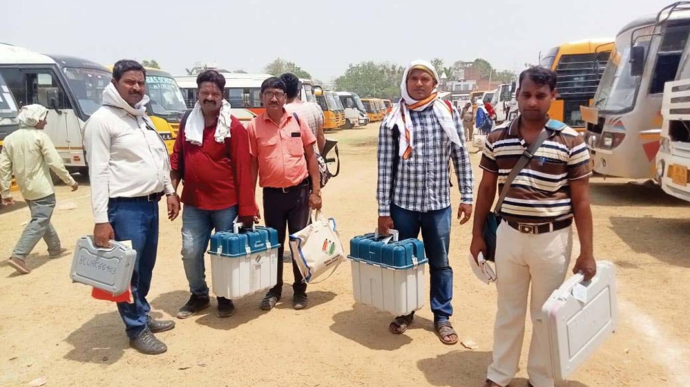 सातवें चरण के मतदान के लिए पोलिंग पार्टियां रवाना